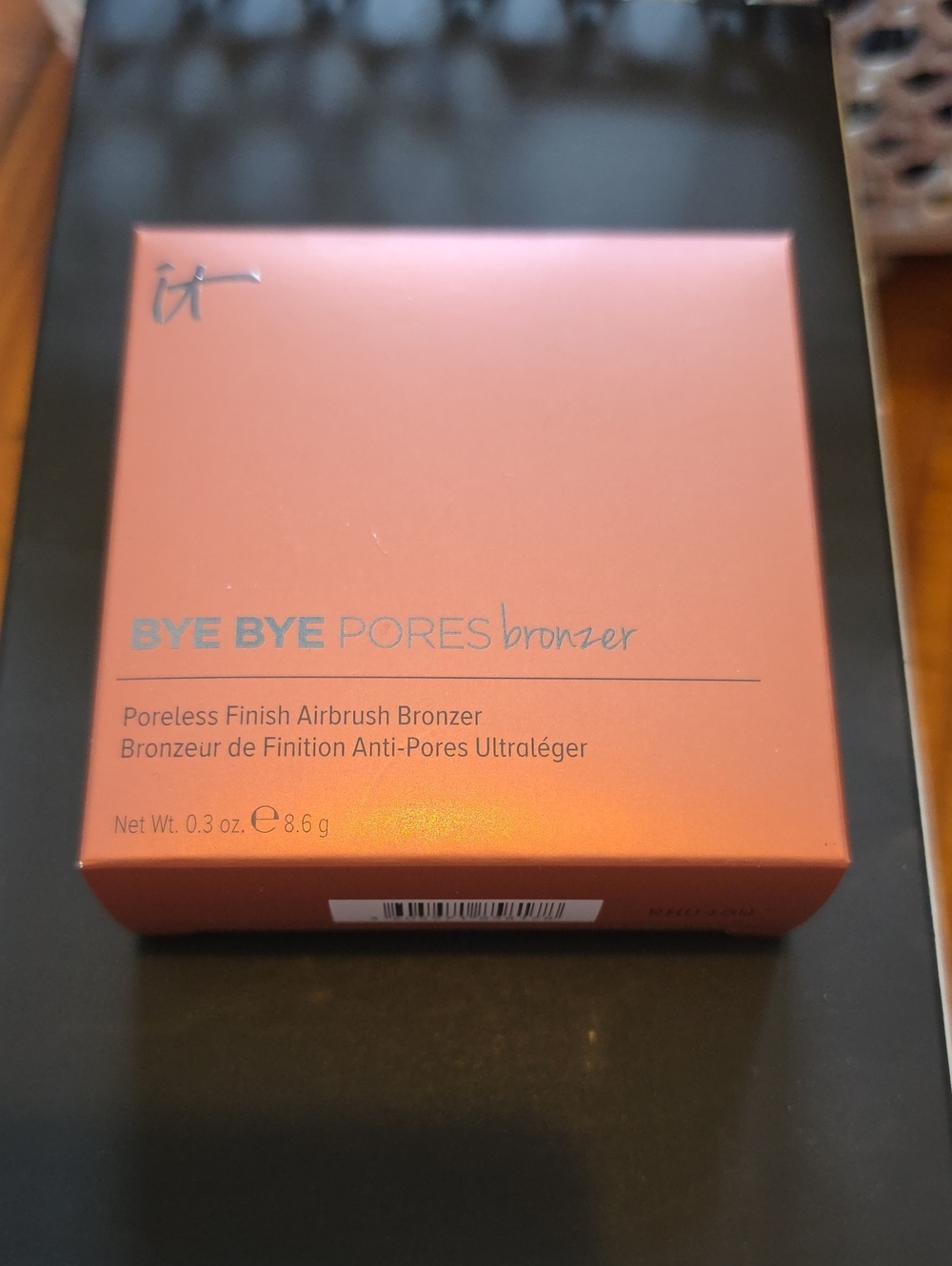 it cosmetics Bye Bye Pores Bronzer in Peach Bronze Packaging